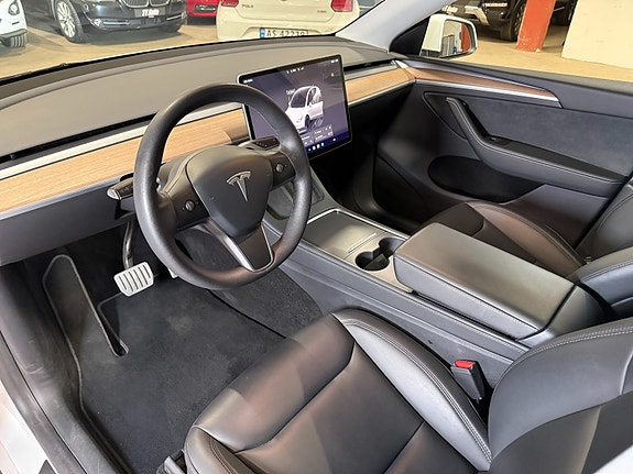 Tesla Model Y 21 of 30