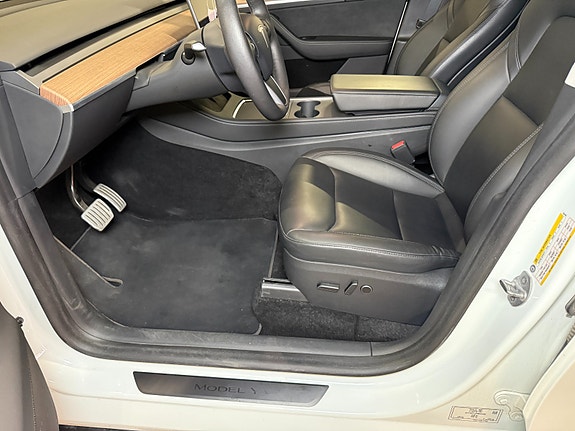 Tesla Model Y 22 of 30