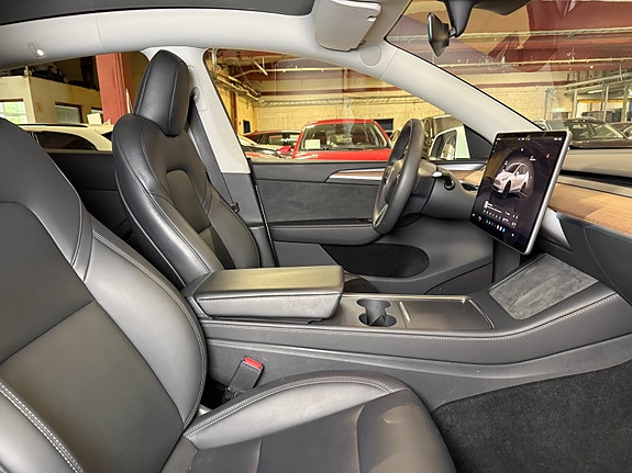 Tesla Model Y 28 of 30