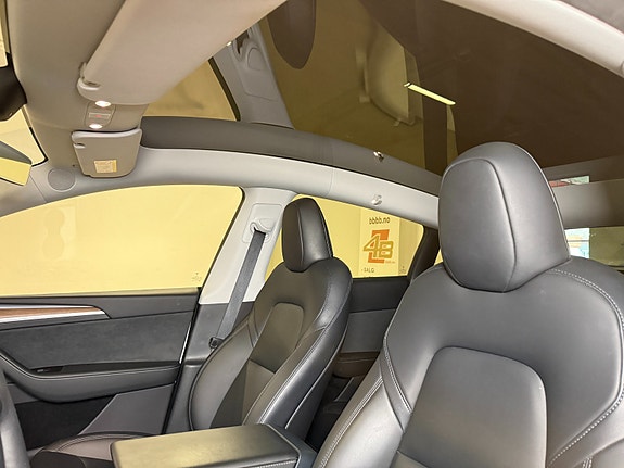 Tesla Model Y 25 of 30