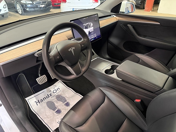Tesla Model Y 20 of 30