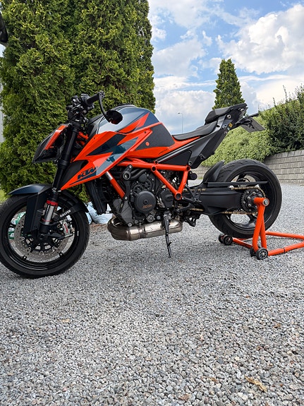 KTM 1290 Super Duke R 4 of 22