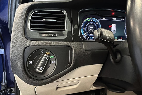 Volkswagen e-Golf VII 18 of 28