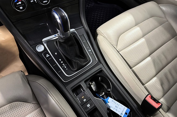 Volkswagen e-Golf VII 24 of 28