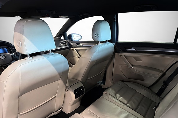 Volkswagen e-Golf VII 13 of 28