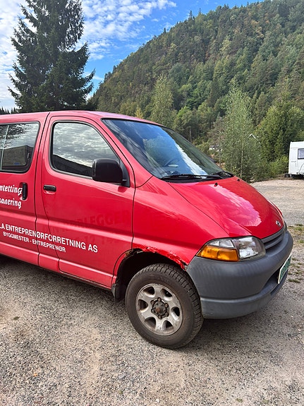 Toyota HiAce 3 of 9