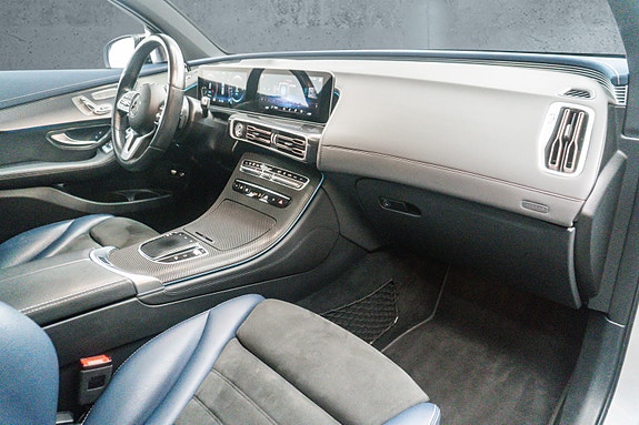 Mercedes-Benz EQC400 17 of 30