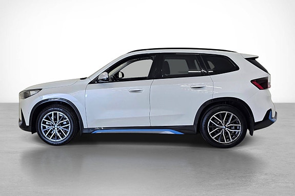 BMW iX1 3 of 30