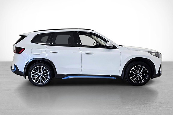 BMW iX1 7 of 30