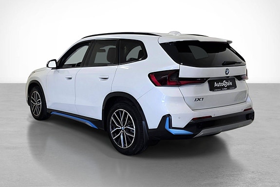 BMW iX1 4 of 30