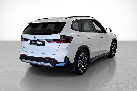 BMW iX1 6 of 30