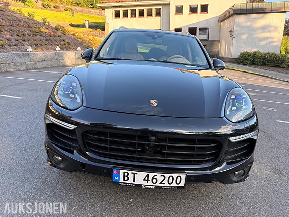 Porsche Cayenne 2 of 20