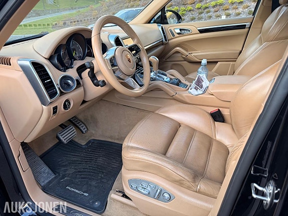 Porsche Cayenne 9 of 20