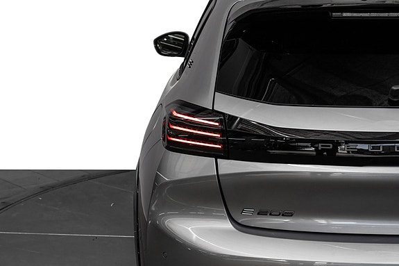 Peugeot e-208 8 of 24