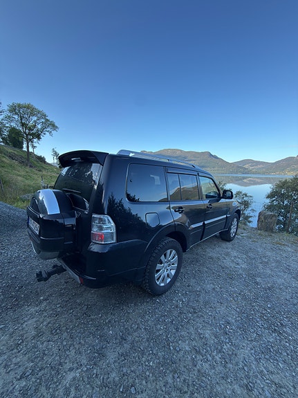 Mitsubishi Pajero 4 of 30