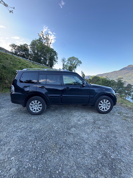 Mitsubishi Pajero 2 of 30