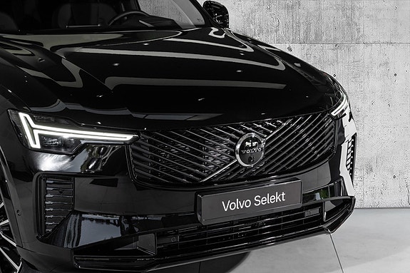 Volvo XC90 2 of 29