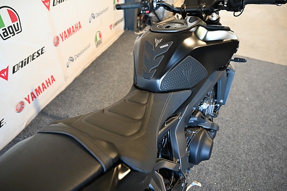 Yamaha MT-09 4 of 7
