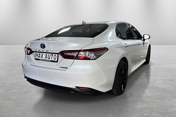 Toyota Camry 3 of 12