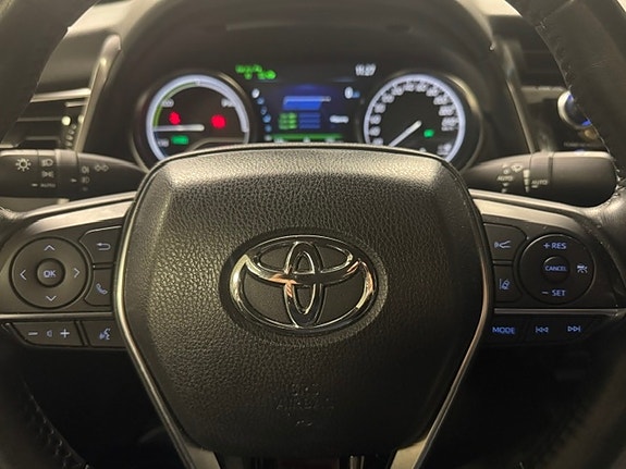 Toyota Camry 8 of 12