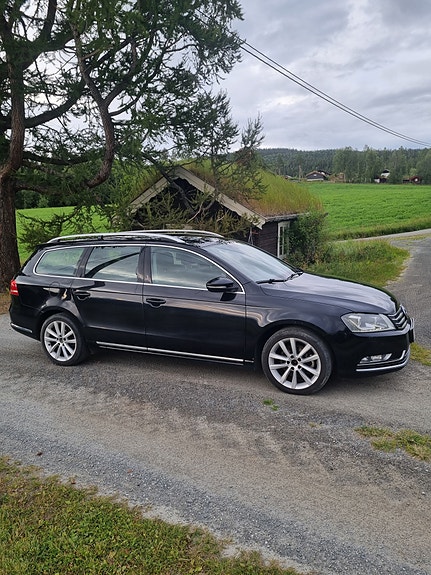 Volkswagen Passat 2 of 16
