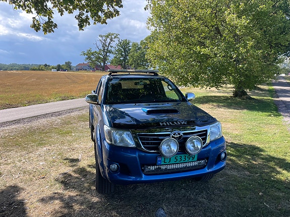Toyota HiLux 2 of 30