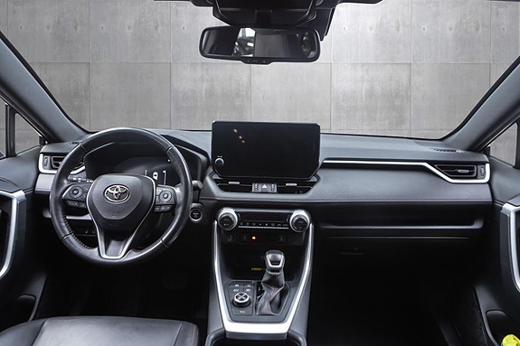 Toyota RAV4 Plug-in Hybrid 16 of 19