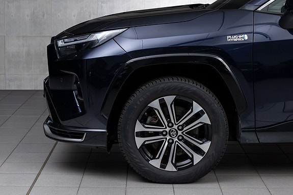 Toyota RAV4 Plug-in Hybrid 2 of 19