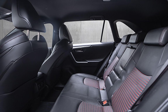 Toyota RAV4 Plug-in Hybrid 13 of 18