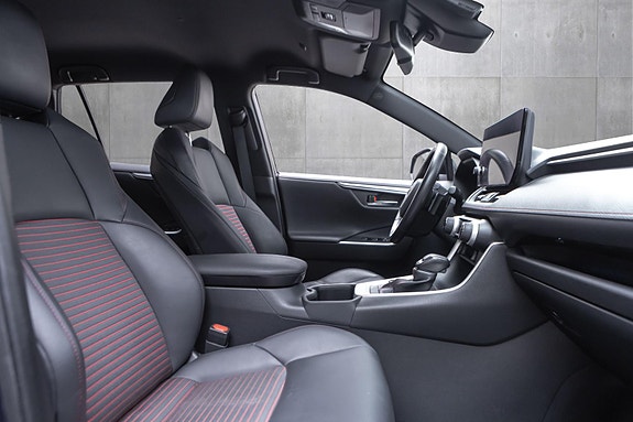 Toyota RAV4 Plug-in Hybrid 16 of 18