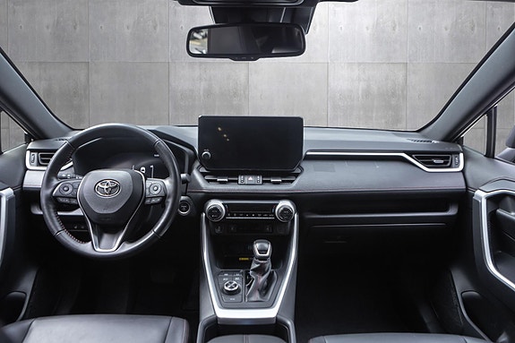 Toyota RAV4 Plug-in Hybrid 14 of 18