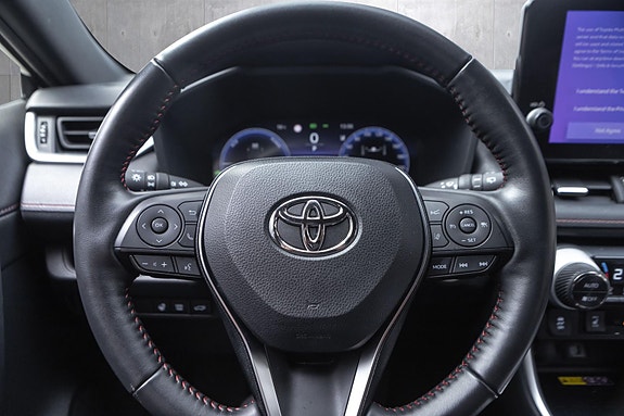 Toyota RAV4 Plug-in Hybrid 8 of 18