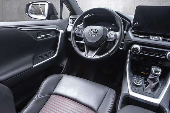Toyota RAV4 Plug-in Hybrid 15 of 18
