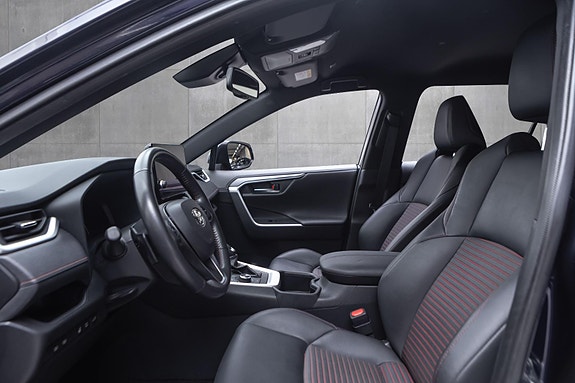 Toyota RAV4 Plug-in Hybrid 12 of 18
