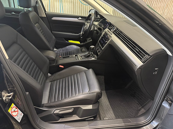 Volkswagen Passat 14 of 18