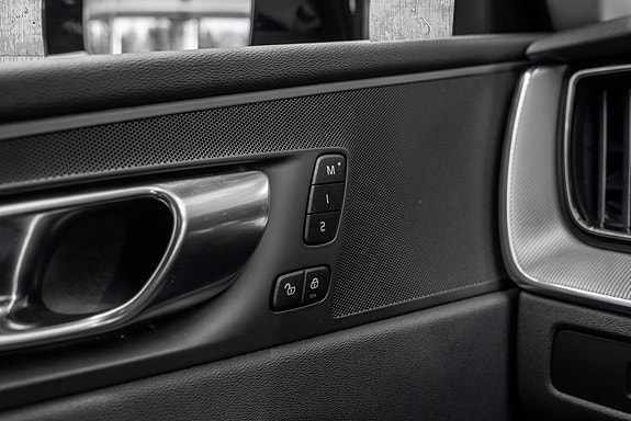 Volvo XC60 13 of 30