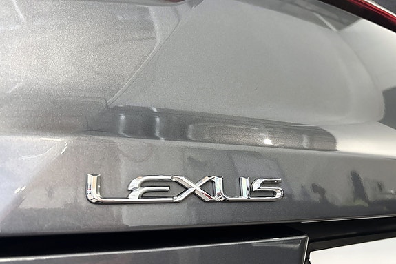 Lexus UX300e 22 of 30