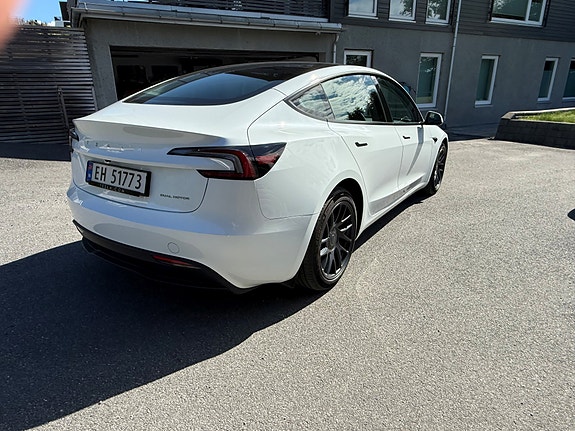 Tesla Model 3 4 of 9