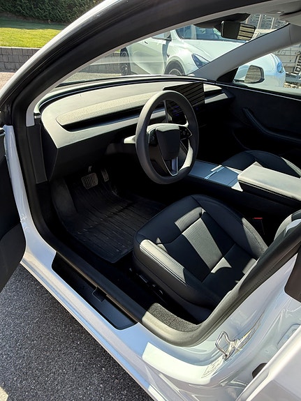 Tesla Model 3 6 of 9