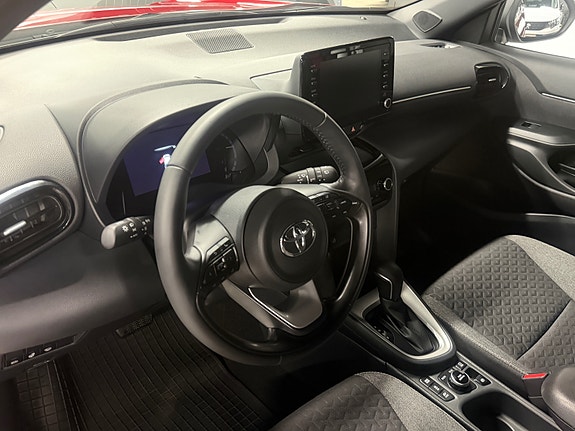 Toyota Yaris Cross 2 of 2