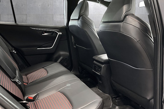 Toyota RAV4 Plug-in Hybrid 16 of 30