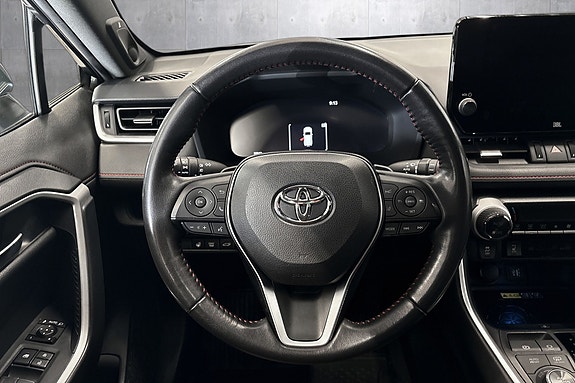 Toyota RAV4 Plug-in Hybrid 12 of 30