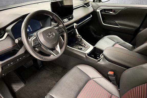 Toyota RAV4 Plug-in Hybrid 23 of 28