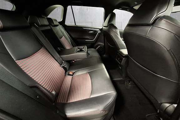 Toyota RAV4 Plug-in Hybrid 26 of 28