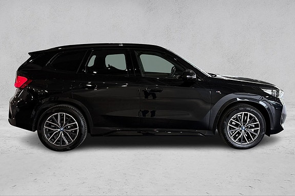 BMW iX1 6 of 30