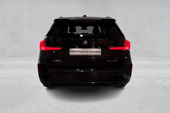 BMW iX1 4 of 30
