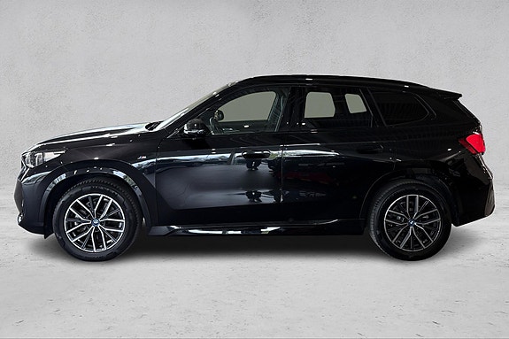 BMW iX1 2 of 30
