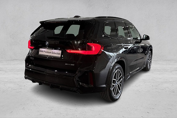 BMW iX1 5 of 30