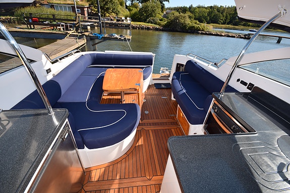 2008 Marex 350 Cabriolet Cruiser - Volvo Penta D6-370 9 of 27