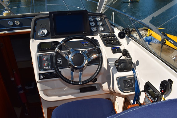 2008 Marex 350 Cabriolet Cruiser - Volvo Penta D6-370 15 of 27